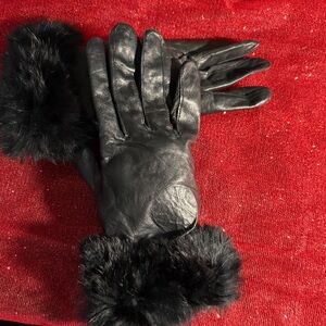 Elegant Black Leather Gloves with Fur Trim